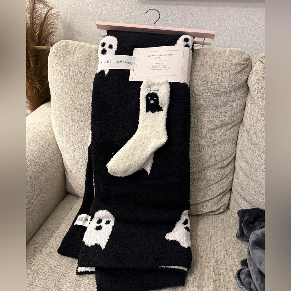 cupcakes and cashmere viral halloween blanket w/socks set